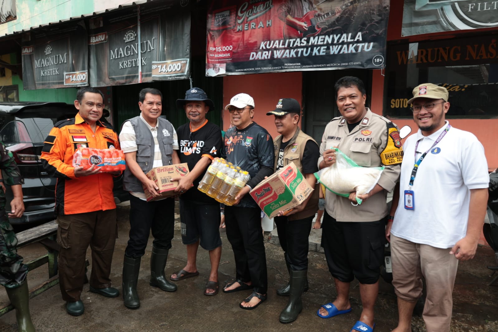 Bupati Maesyal bersama Kepala BPBD Taufik, Camat Kelapa Dua Dadang Sudrajat saat memberikan bantuan logistik.
