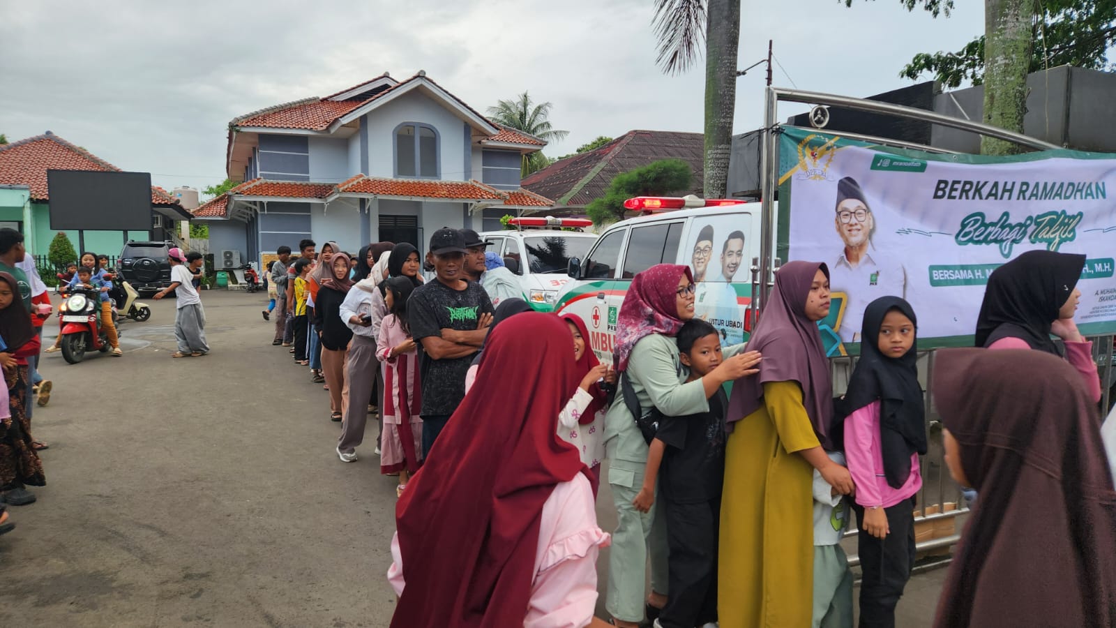 Antusias masyarakat yang mendapatkan takjil yang dibagikan Relawan MRA (Moh Rano Alfath).