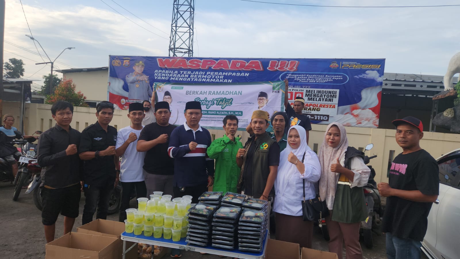 Relawan MRA (Moh Rano Alfath) saat membagikan takjil untuk masyarakat.