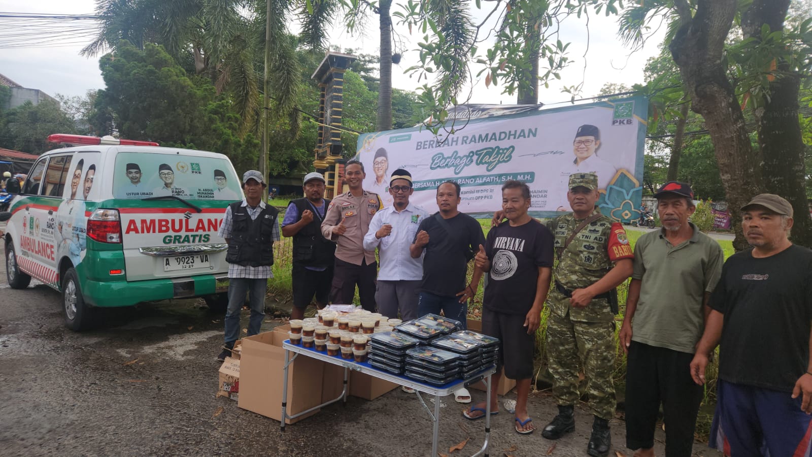 Relawan MRA (Moh Rano Alfath) saat membagikan takjil untuk masyarakat.