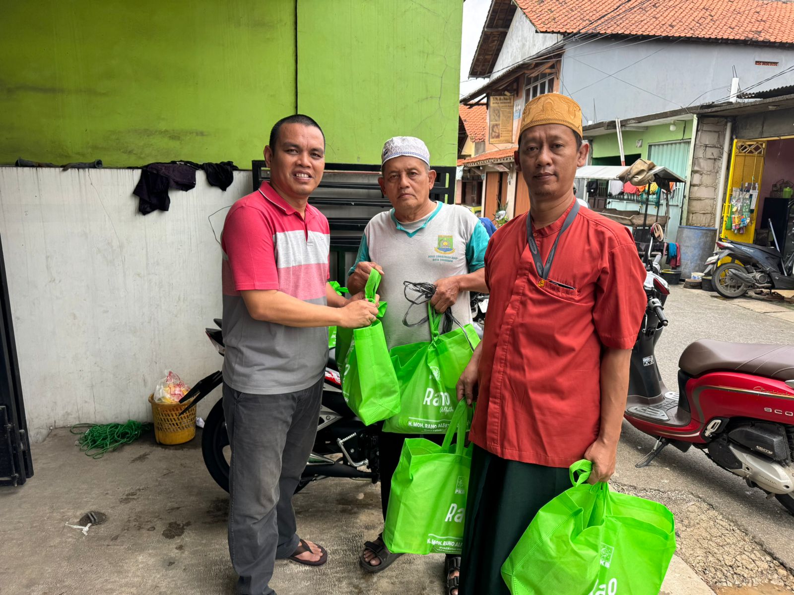 Warga yang mendapatkan paket sembako dari Rano Alfath di Bulan Ramadhan.