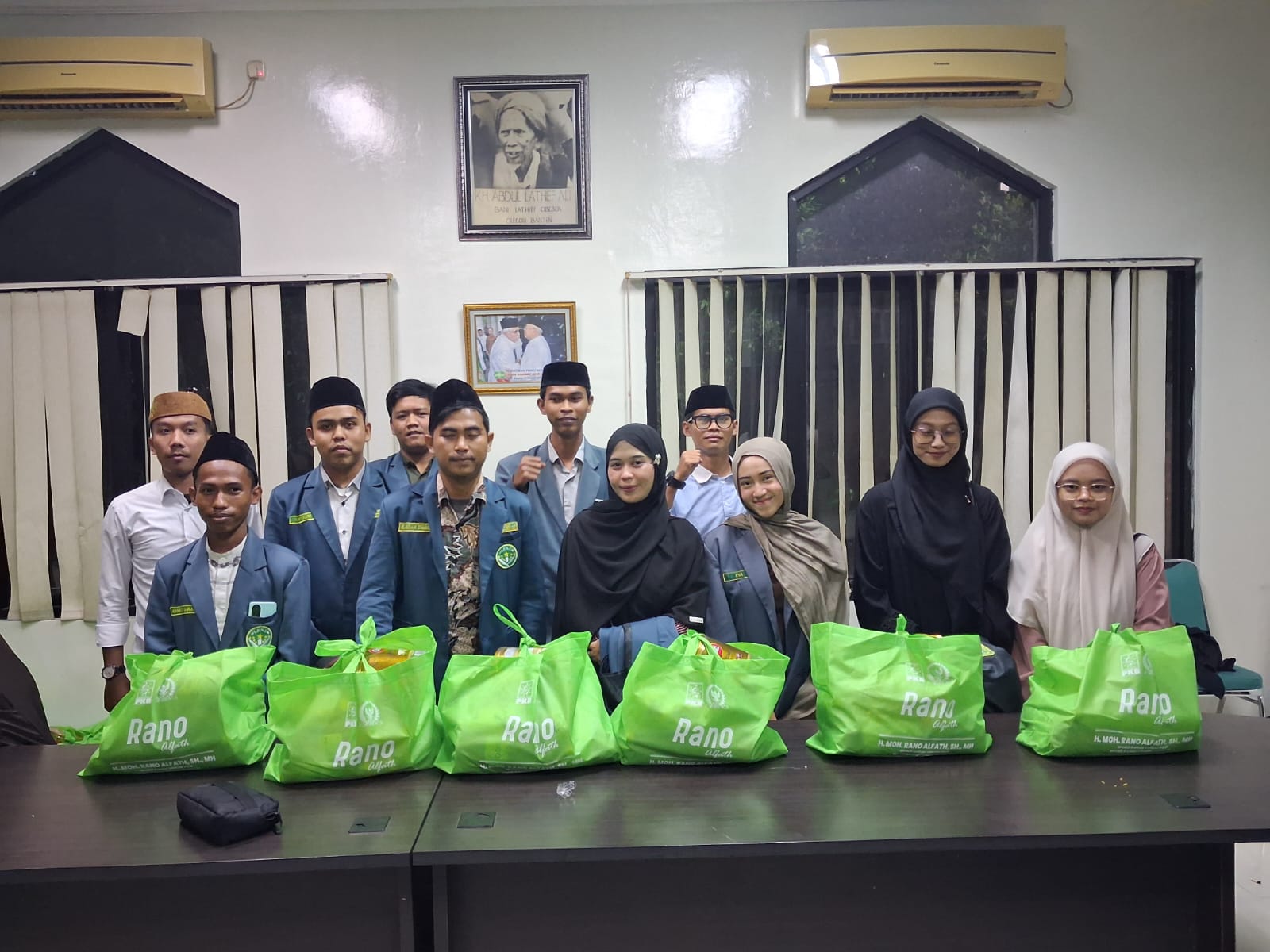 Warga yang mendapatkan paket sembako dari Rano Alfath di Bulan Ramadhan.