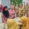 Camat Cucu Abdurosyied saat melayani warga yang mengikuti gerakan pasar murah di Kecamatan Tigararaksa.