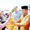 Gubernur Andra Soni saat melayani warga yang ikut bazar Ramadhan Pemprov Banten.