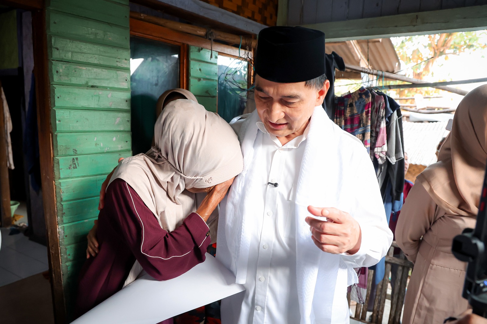 Wagub Dimyati saat memberikan bantuan renovasi RTLH untuk lansia.