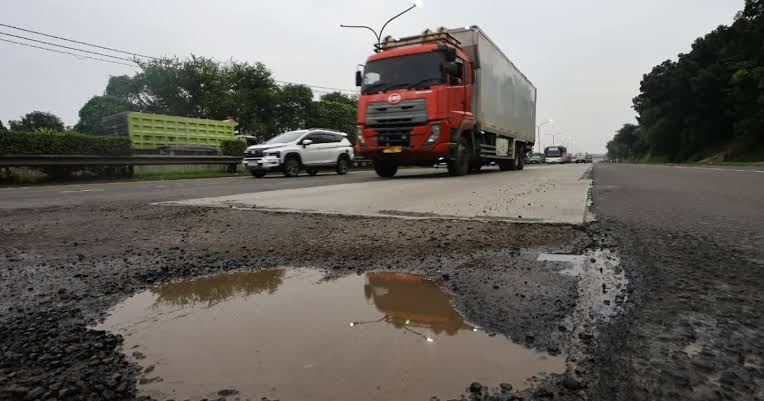 Komisi V DPR temukan kerusakan serius di Tol Jakarta–Tangerang. Perbaikan diminta dipercepat jelang mudik Lebaran untuk cegah kecelakaan.