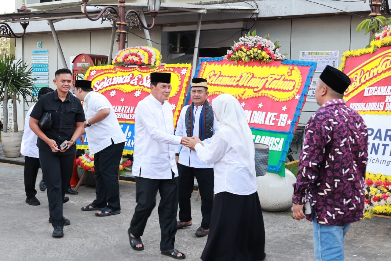 Bupati Maesyal bersama Camat Kelapa Dua Dadang Sudrajat.