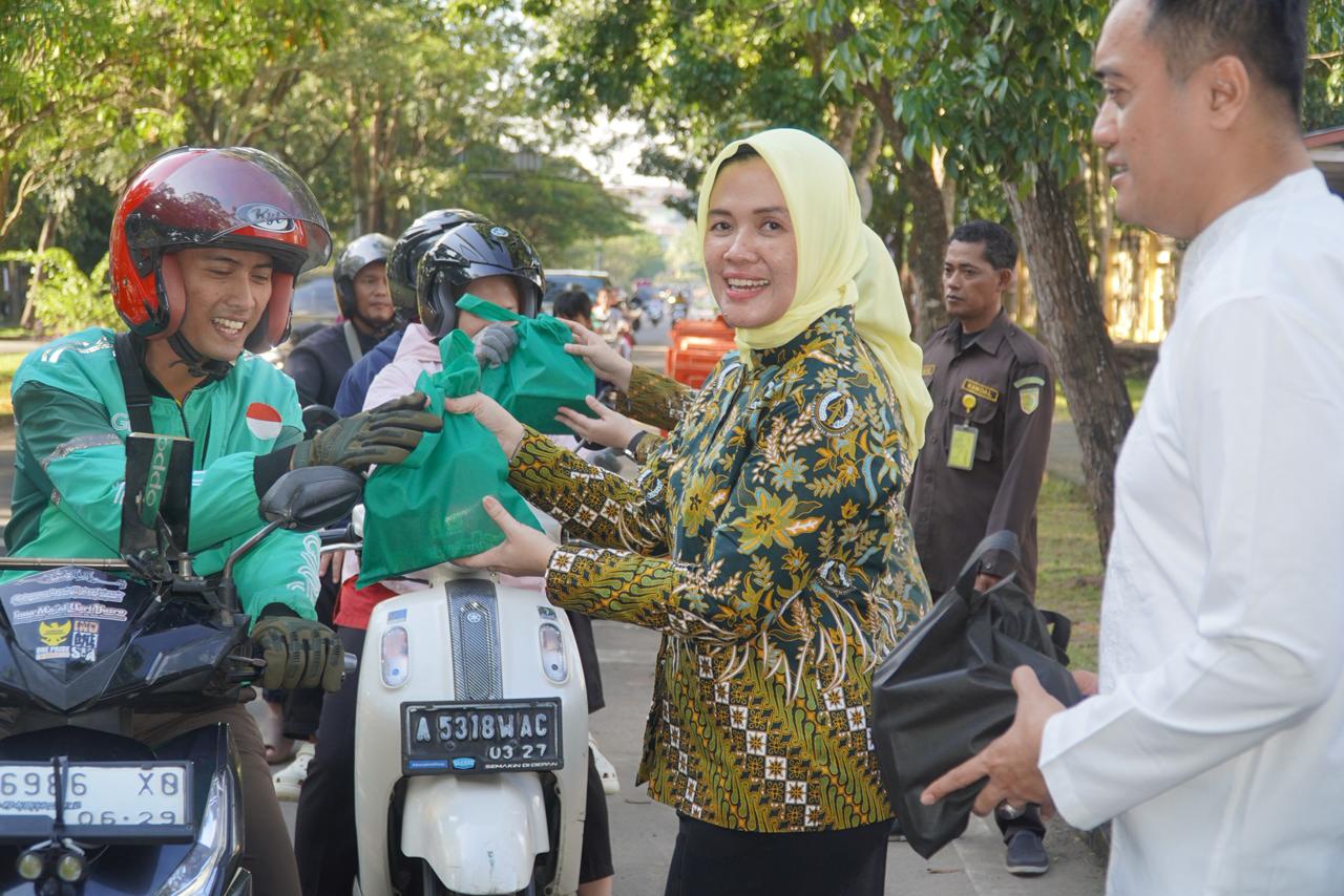 Ketua IAD Kejari Kabupaten Tangerang Fuji Wahyudi dan Kajari Wahyudi Eko Husodo saat membagikan takjil ke warga di jalan.