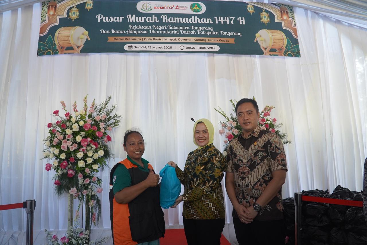 Kegiatan pasar paket sembako murah di Kajari Kabupaten Tangerang.