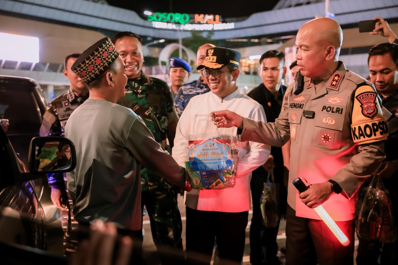 Gubernur Andra Soni saat menyapa warga yang mau mudik.