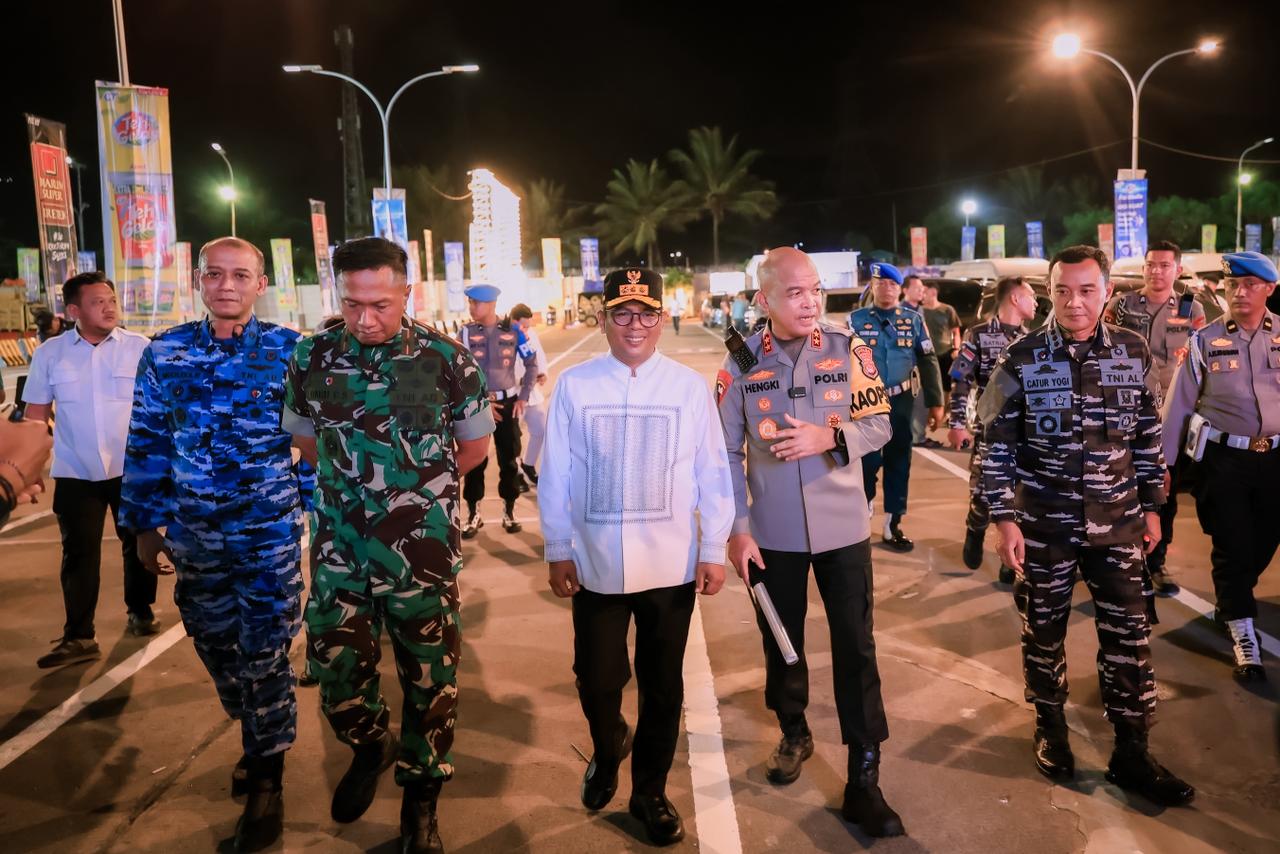 Gubernur Andra Soni bersama Kapolda Banten Irjen Hengki saat meninjau arus mudik di Penyeberangan Merak–Bakauheni.
