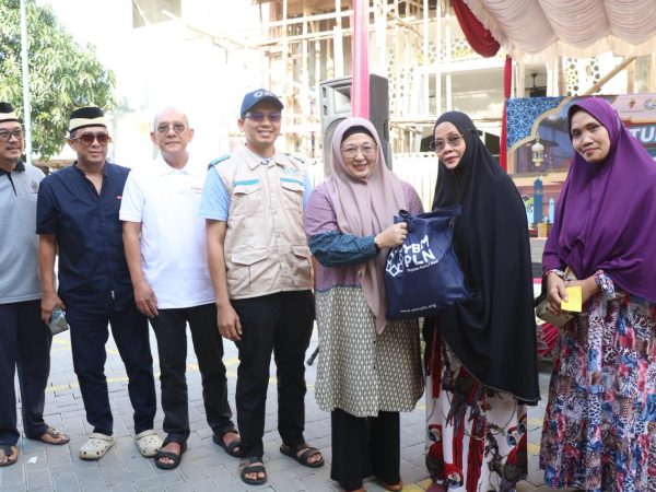 Wabup Intan Apresiasi Amaliyah Ramadhan Masjid Jami Al-Ukhuwah Bagikan Paket Sembako
