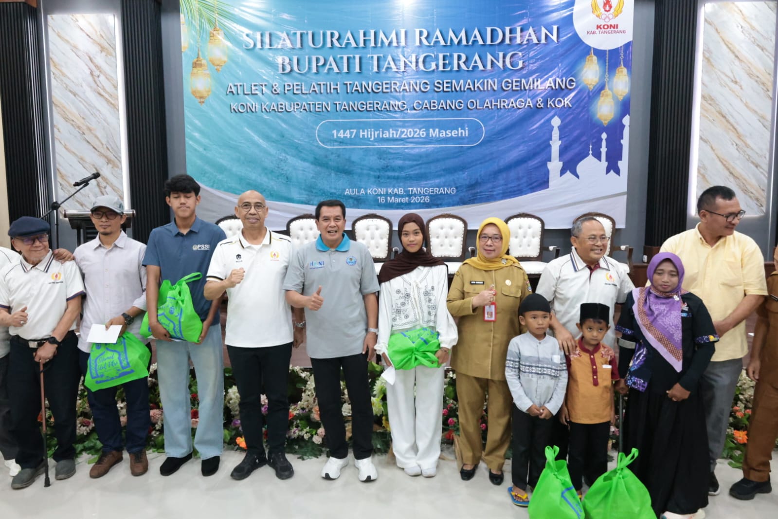 Bupati Maesyal dan jajarannya bersama para atlet dan pelatih dalam kegiatan Silaturahmi Ramadhan.