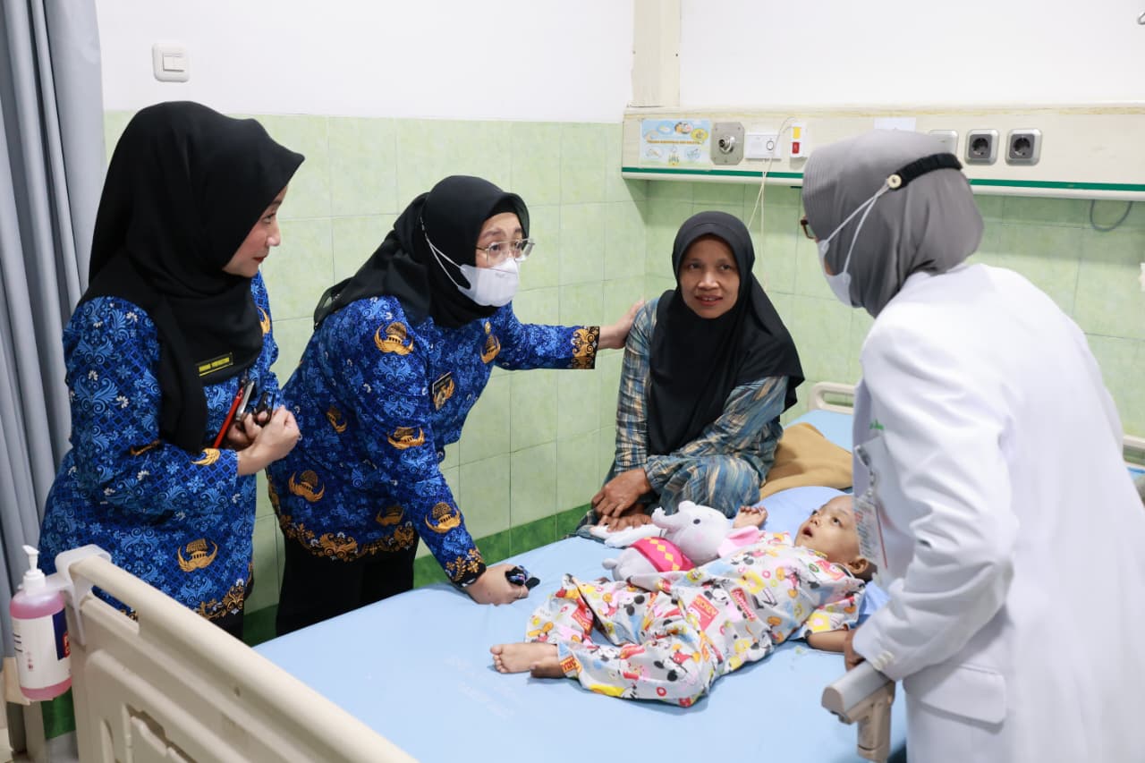 Wabup Intan saat menjenguk anak-anak yang dirawat di RSUD Kabupaten Tangerang.