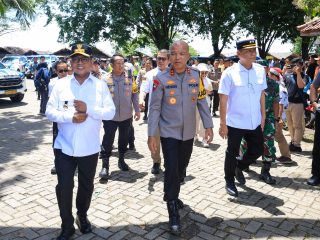 Gubernur Andra Soni Pantau Pantai Anyer, Pastikan Keamanan dan Kenyamanan Wisatawan