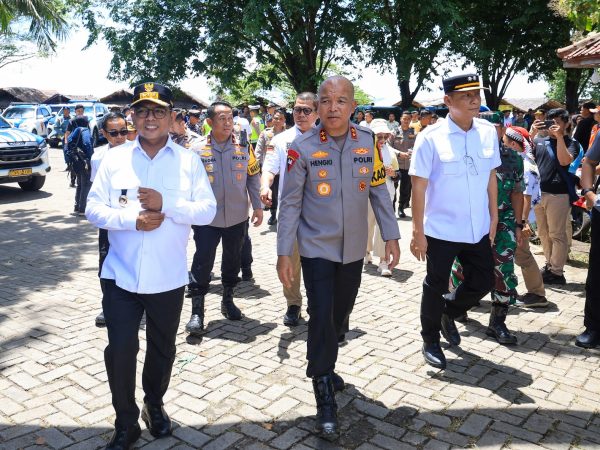 Gubernur Andra Soni Pantau Pantai Anyer, Pastikan Keamanan dan Kenyamanan Wisatawan