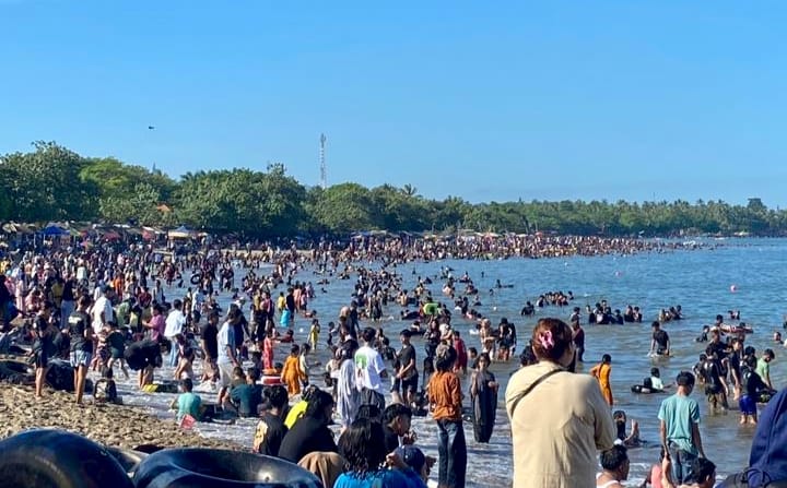 Ramainya wisata di Pantai Anyer.