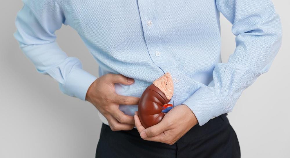 Nyeri pinggang dan berat badan turun bisa jadi tanda kanker ginjal. Kenali gejala, faktor risiko, dan pentingnya deteksi dini sejak awal.