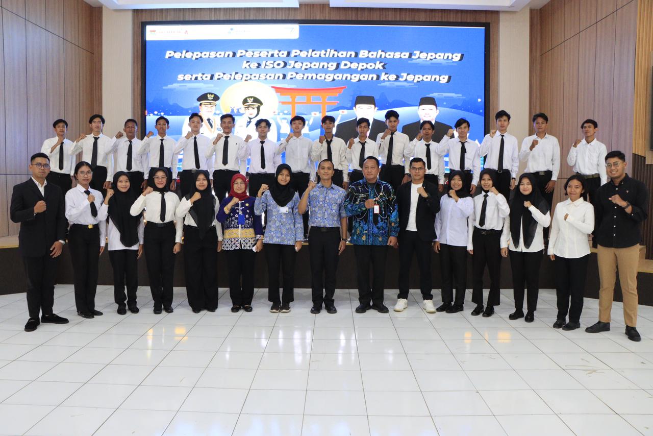 Kepala Dinas Tenaga Kerja Kabupaten Tangerang, Rudi Lesmana bersama para peserta yang ikut program pemagangan ke Jepang.