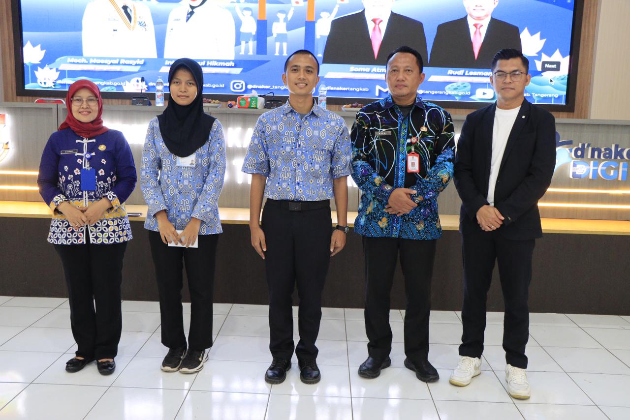 Kepala Dinas Tenaga Kerja Kabupaten Tangerang, Rudi Lesmana bersama para peserta yang ikut program pemagangan ke Jepang.