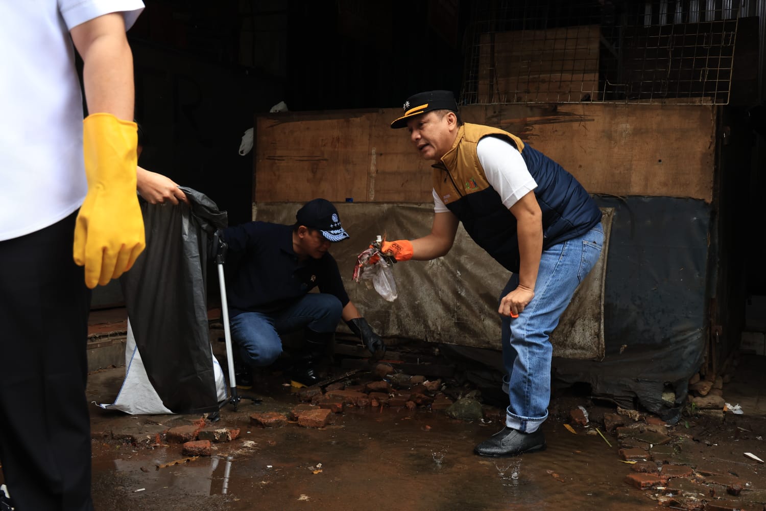 Sekda Deden bersama Hanif Faisol Nurofiq saat memungut sampah dalam Gerakan Banten ASRI di Kota Serang.