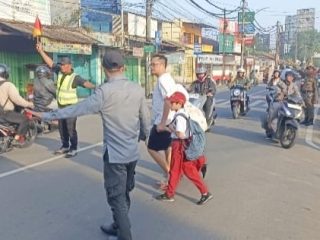 Satpol PP Tangsel Kerahkan Satlinmas Bantu Siswa Menyeberang dan Menjaga Trantibumlinmas di Pagi Hari