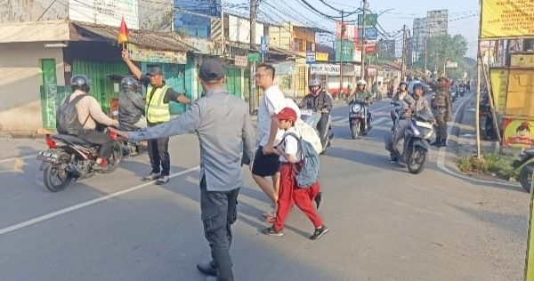 Satpol PP Tangsel Kerahkan Satlinmas Bantu Siswa Menyeberang dan Menjaga Trantibumlinmas di Pagi Hari
