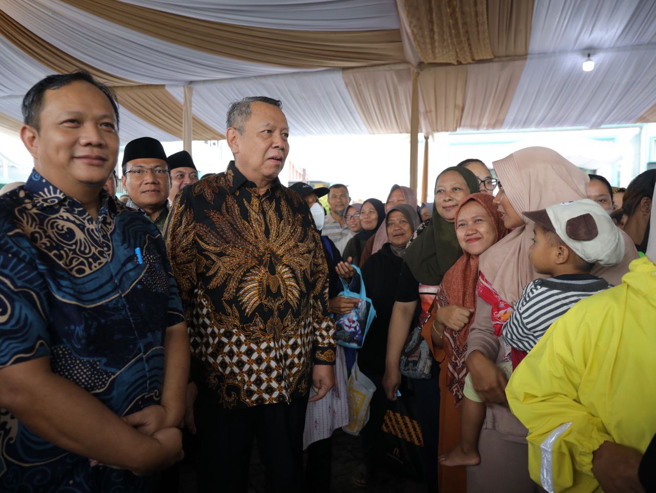 Wali Kota Benyamin saat melihat warga yang berbondong-bondong membeli paket sembako di Kecamatan Pondok Aren.