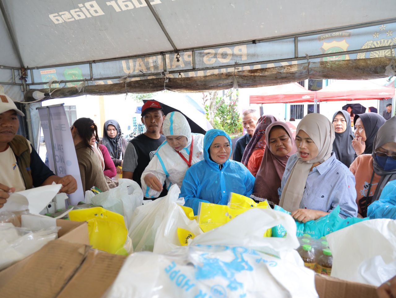 Warga Tangsel saat antusias ikut Bazar Ramadhan di Pondok Aren.