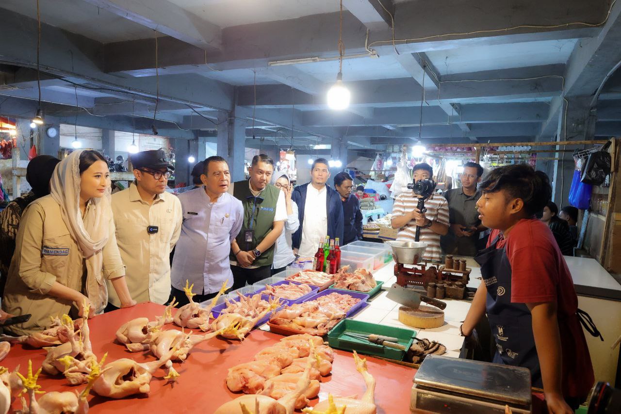 Pilar Saga Ichsan bersama Wamendag Dyah Roro Esti saat berkomunikasi dengan pedagang ayam di Pasar Ciputat.