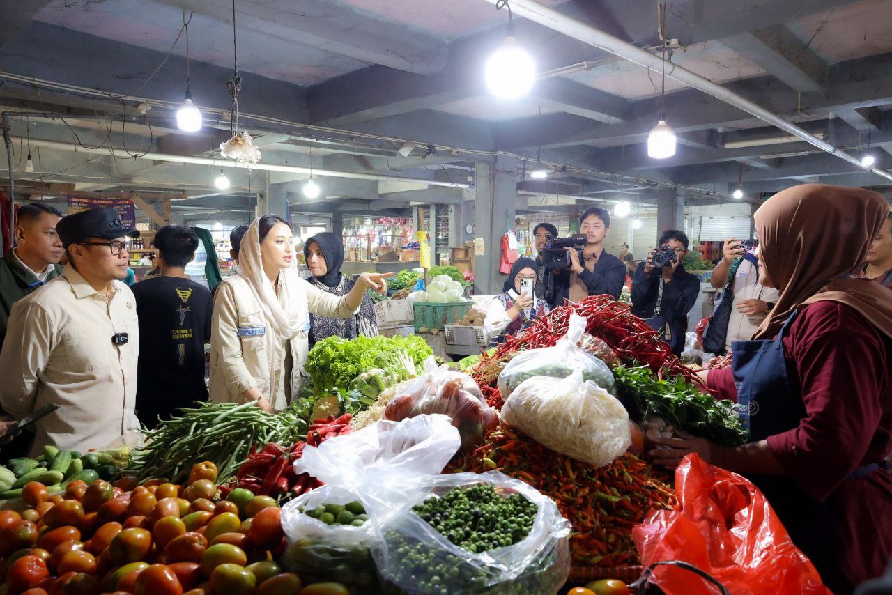 Pilar Saga Ichsan Bersama Wamendag Dyah Roro saat komunikasi dengan pedagang di Pasar Ciputat.