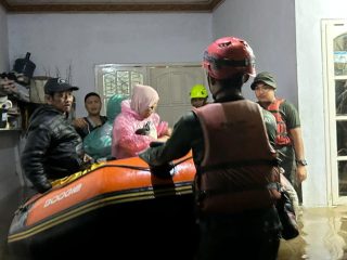 Tim Gabungan Pemkot Tangsel Evakuasi Warga Terdampak Banjir