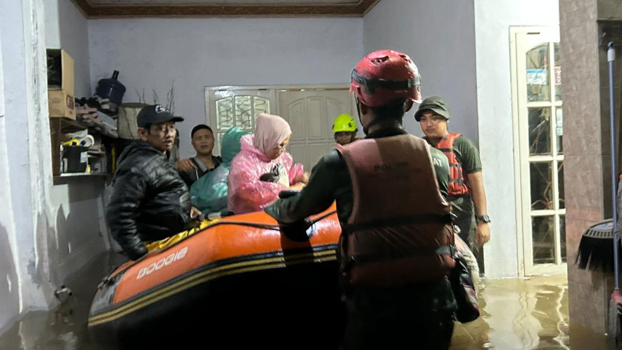 Personil BPBD Tangsel saat evakuasi warga yang terdampak Banjir.