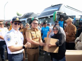 Pilar Saga Ichsan Lepas Peserta Mudik Gratis di Terminal Pondok Cabe Tangsel