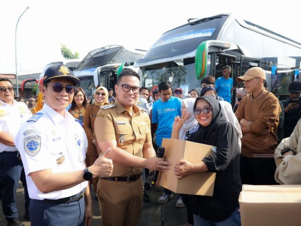Pilar Saga Ichsan Lepas Peserta Mudik Gratis di Terminal Pondok Cabe Tangsel