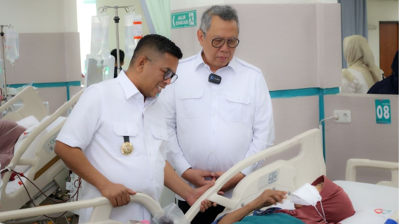 Wali Kota Benyamin saat mendampingi Gubernur Andra Soni di RSUD Kota Tangsel.