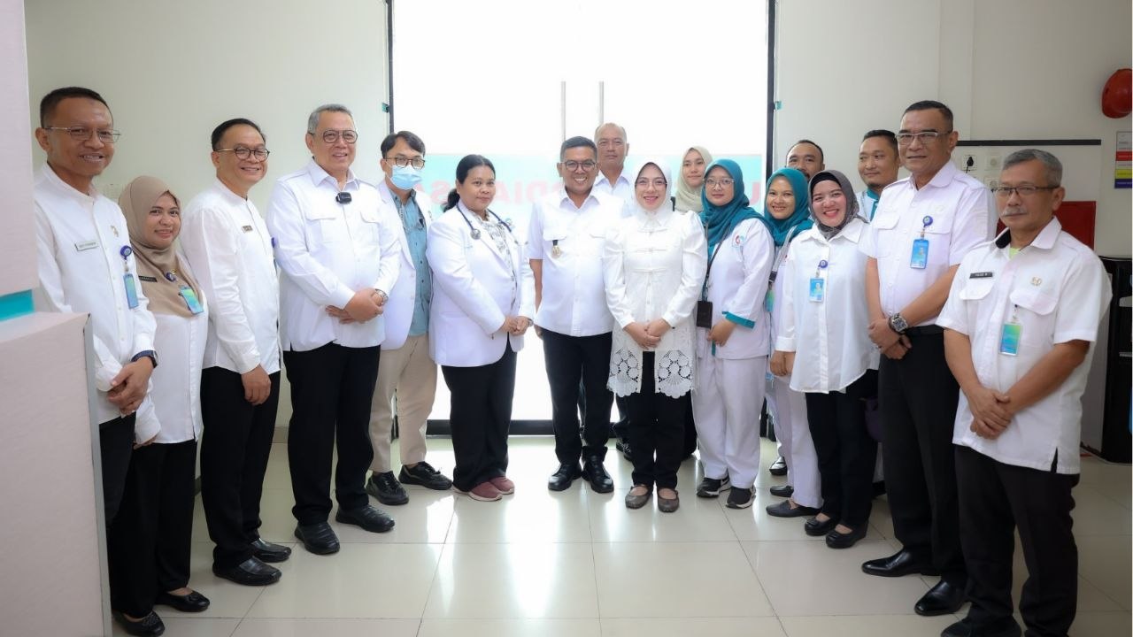 Wali Kota Benyamin saat mendampingi Gubernur Andra Soni Meninjau RSUD Kota Tangsel.