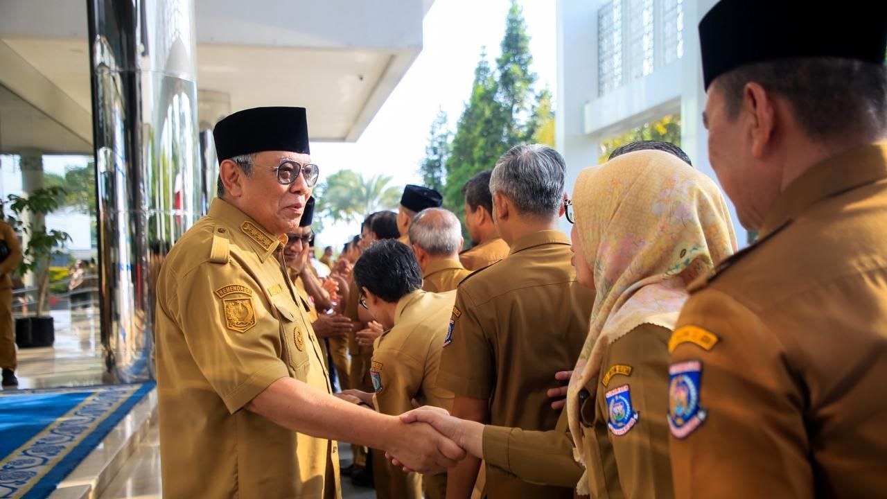 Wali Kota Benyamin saat halalbihalal dengan jajarannya.