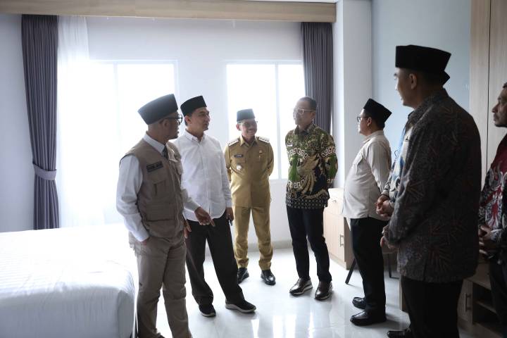 Wakil Menteri Haji dan Umrah, Dahnil Anzar Simanjuntak, bersama Wali Kota Tangerang, Sachrudin, meninjau langsung fasilitas di Grand El Hajj, Asrama Haji Banten.