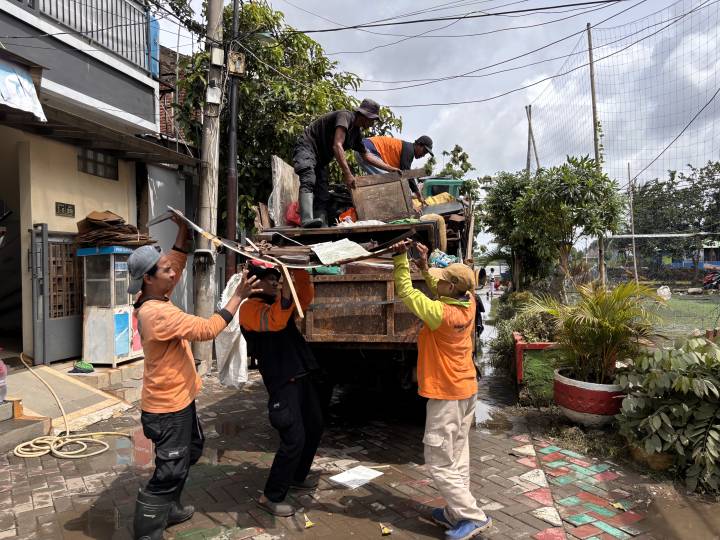 Petugas DLHK saat mengangkut sampah. (Kominfo Kota Tangerang).