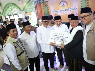 Penyerahan bantuan dari Wakil Gubernur Banten Achmad Dimyati Natakusumah (tiga dari kanan) dan Wakil Wali Kota Tangerang Maryono Hasan (tiga dari kiri) untuk operasional Masjid Al Ittihad, Kota Tangerang.