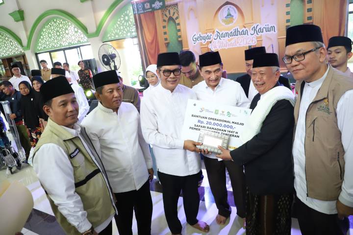 Penyerahan bantuan dari Wakil Gubernur Banten Achmad Dimyati Natakusumah (tiga dari kanan) dan Wakil Wali Kota Tangerang Maryono Hasan (tiga dari kiri) untuk operasional Masjid Al Ittihad, Kota Tangerang.