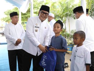Maryono Santuni Anak Yatim di Peringatan Nuzulul Qur’an Perumda Tirta Benteng Kota Tangerang
