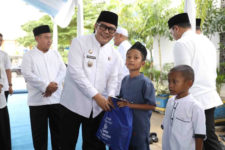 Maryono saat bersama anak yatim.