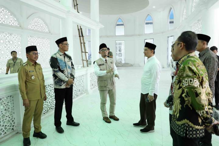 Wakil Menteri Haji dan Umrah, Dahnil Anzar Simanjuntak, bersama Wali Kota Tangerang, Sachrudin, meninjau langsung fasilitas di Grand El Hajj, Asrama Haji Banten.
