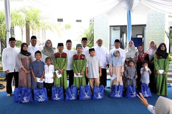 Maryono dan jajarannya saat bersama para anak yatim.