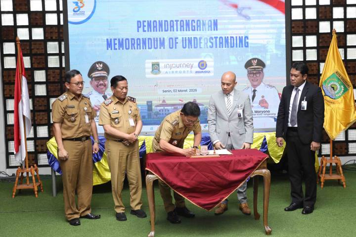 Wali Kota Sachrudin saat penandatangan MoU.