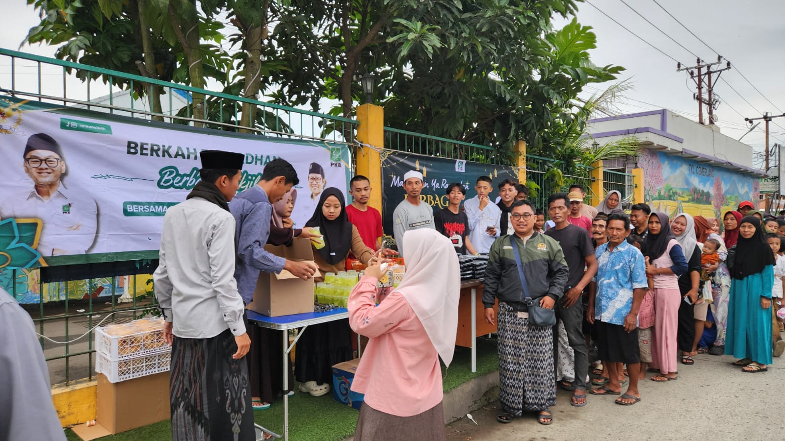 Relawan MRA (Moh Rano Alfath) saat membagikan takjil untuk masyarakat.