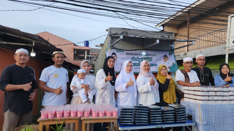 Relawan MRA (Moh Rano Alfath) saat membagikan takjil untuk masyarakat.