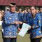 Bupati Maesyal saat menyerahkan SK PNS.